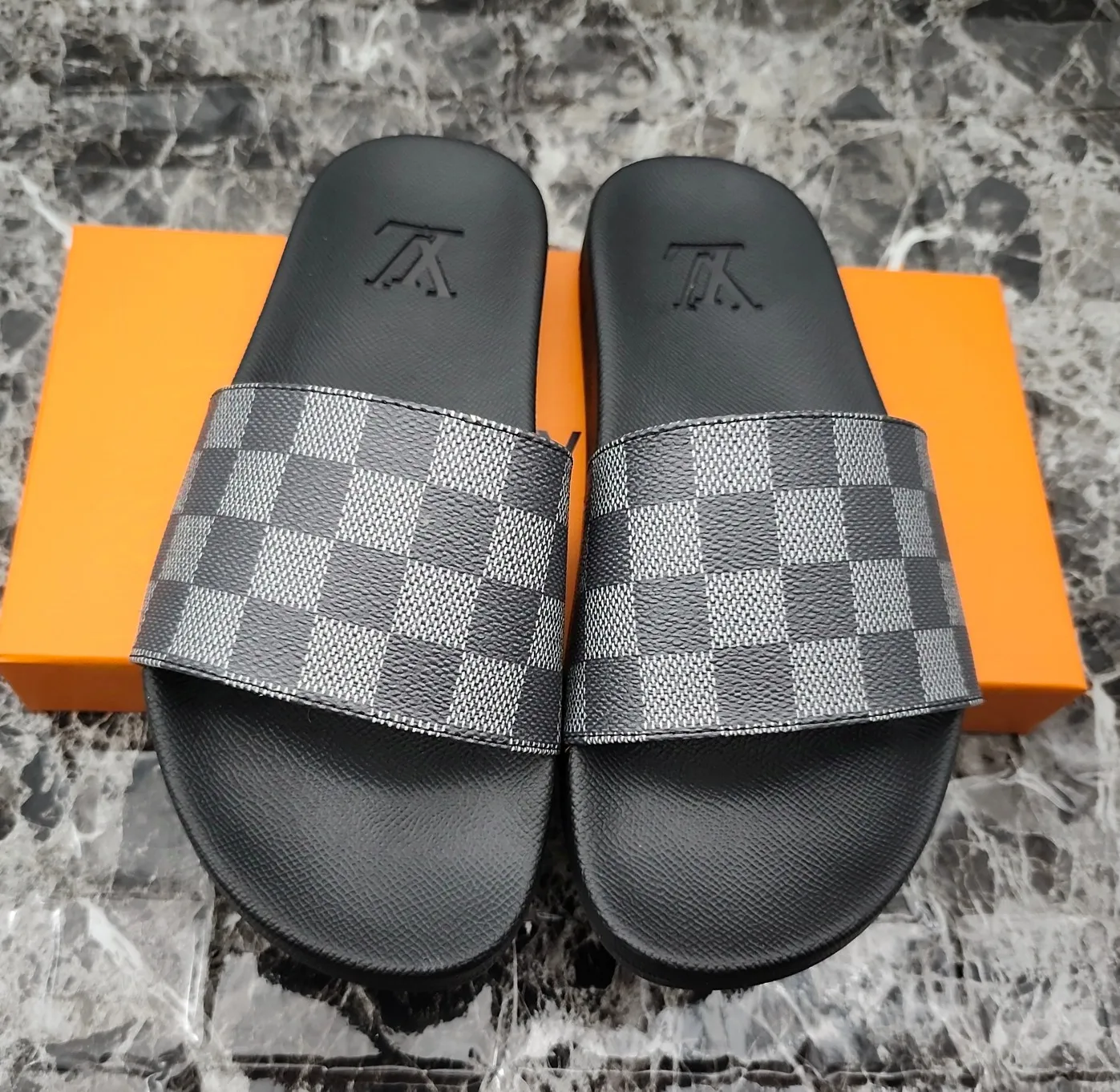 👟👟Ex-factory price 260👟👟 (available all year round), same style for men and women, size 35--48. Couple style🎗Louis Vuitton "LV" slippers, a much-anticipated one, so beautiful that it will melt your hearts❤! It is simply a masterpiece of extraordinary craftsmanship. It is a must-have for everyone. It is made by open mold. It feels Q-bounce and super soft on the feet. It is super delicate on the feet. It is an exclusive model. There are many layouts, so there is always one you like🎉🎉